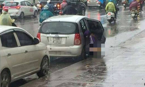 Người phụ nữ hồn nhiên "tè bậy" trước vỉa hè" gây xôn xao cộng đồng mạng - (Ảnh: FB).