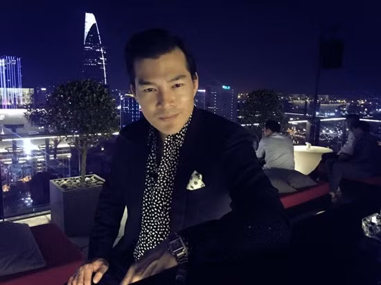 Vào năm 2001, nam diễn viên Trần Bảo Sơn trắng tay do kinh doanh thua lỗ. Thậm chí chiếc xe chạy cũng không còn mà phải rong ruổi khắp các bang của Mỹ. Nhờ ý chí và nghị lực vươn lên không ngừng, anh may mắn xoay chuyển được tình thế. Nhiều năm sau đó, Trần Bảo Sơn đã gây dựng thành công công ty riêng Soho New York hoạt động trong lĩnh vực xuất nhập khẩu về y tế, bất động sản và tài chính tại Mỹ. Lúc này anh tiếp tục về nước lập nghiệp. Anh gặp gỡ và yêu Trương Ngọc Ánh trong khoảng thời gian ngắn. Cả hai đã tiến đến hôn nhân khá nhanh.