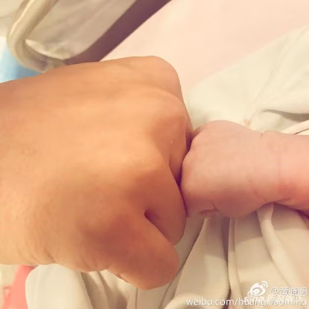 Lo hinh anh dau tien cua con Huynh Hieu Minh - Angelababy