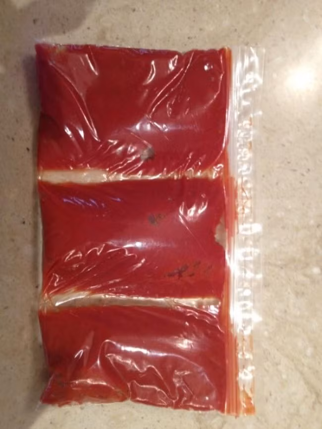 Bạn dùng thừa nước xốt và muốn giữ lại cho lần tiếp theo? Hãy cho chúng vào túi và làm đông đá. Nếu phần nước xốt còn nhiều, khi cho vào cấp đông bạn hãy vạch thành các phần đủ dùng cho các lần tiếp theo để khi cần dùng bạn không phải rã đông cả bịch.