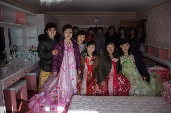 Các nữ công nhân Triều Tiên đã mặc trang phục truyền thống để giới thiệu với phóng viên về nơi ở mới của mình. Nhiều người đã không giấu nổi niềm vui xen lẫn sự xúc động vì được sống trong một căn hộ đẹp đẽ thế này.