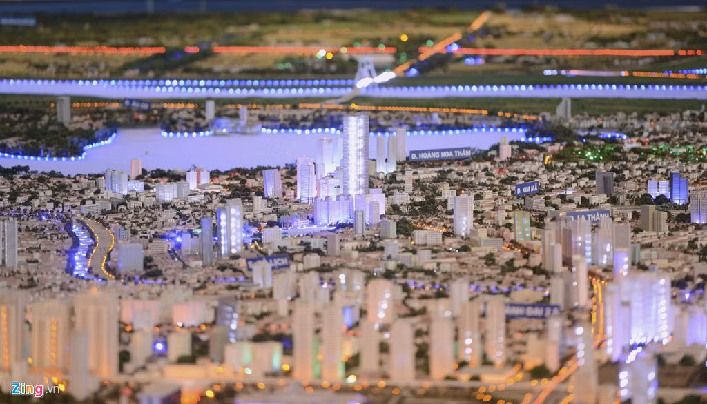 Khu vực hai bên sông Hồng là trục không gian cảnh quan trung tâm của thủ đô, là nơi bố trí các công viên, công trình văn hóa, giải trí lớn.