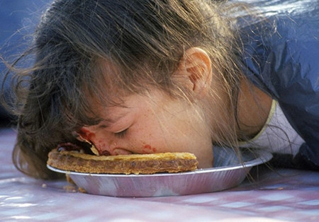 Thi ăn bánh bí ngô không dùng tay (Mỹ) Cuộc thi này được tổ chức thường niên vào tháng 9 tại các trang trại bí ngô ở New York, Mỹ. Các thí sinh chỉ có 10 phút để hoàn thành bài thi của mình. Ai ăn được số lượng bánh nhiều nhất sẽ là người chiens thắng. Đặc biệt thí sinh không được dùng tay để ăn. Kỷ lục mới nhất được lập ra trong thời gian gần đây đó là ăn được 40 phần bánh bí ngô trong vòng 10 phút.