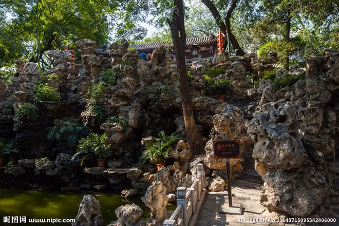 Du khách tới đây đều chú ý tới hai ngọn núi nhân tạo mà Hòa Thân cho xây dựng. Trong lòng mỗi ngọn núi, ông đặt một vật trấn trạch. Ảnh: Nipic.