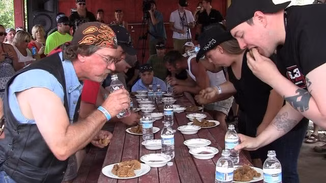 Thi ăn tinh hoàn bò (Mỹ) Lễ hội tinh hoàn bò kỳ lạ diễn ra hàng năm ở vùng Montana, thu hút nhiều du khách tham dự. Ngoài các hoạt động hấp dẫn, bạn có thể tham dự cuộc thi ăn tinh hoàn bò rán giòn, món đặc sản của lễ hội này.