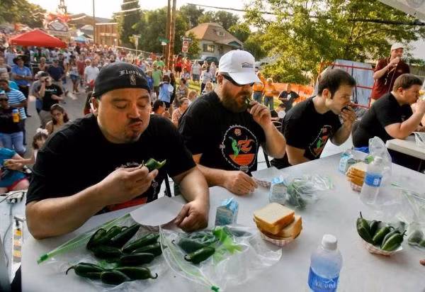Thi ăn ớt Jalapeno(Mexico và Mỹ) Các cuộc thi ăn ớt được tổ chức ở nhiều địa điểm. Thí sinh sẽ phải ăn liên tiếp những quả ớt cay xè trong vòng vài phút. Cuộc thi ăn kỳ quặc này thường kết thúc với những gương mặt đầy nước mắt, nước mũi. Năm 2011, Pat Bertoletti đã giành chiến thắng trong Giải vô địch ăn ớt Jalapeno sau khi nuốt hết 275 quả ớt trong 8 phút.