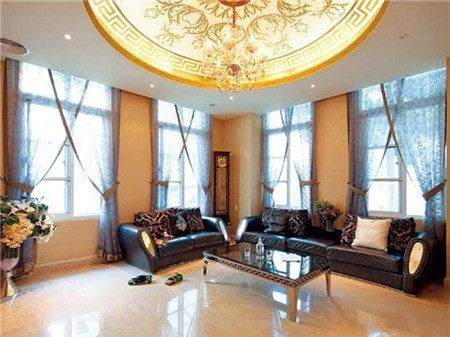 Hầu hết đồ đạc trong nhà đều được nhập từ nước ngoài về như bàn ăn, ghế sofa, gường ngủ,…. Theo Mai Thu Huyền chia sẻ ngôi nhà được trang trí nội thất mất gần 1 năm. Những đồ dính tường được NTK vẽ lên và đóng khung theo đúng thiết kế.