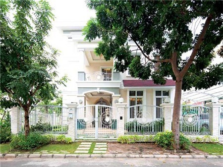 Hiện tại, nữ diễn viên Mai Thu Huyền đang có một tổ ấm hạnh phúc với 2 con: một trai, một gái. Không chỉ khiến mọi người ghen tỵ với tổ ấm nhỏ mà Mai Thu Huyền còn khiến nhiều người ngưỡng mộ với căn biệt thự 2 tầng sang trọng ở khu Phú Mỹ Hưng quận 7, TP HCM. Có lẽ căn biệt thự của Mai Thu Huyền nổi bật nhất khu đô thị sang trọng này bởi thiết kế độc đáo của một thương hiệu thời trang. Đây là một điểm nhấn ấn tượng, làm nên phong cách, chất riêng cho căn nhà.