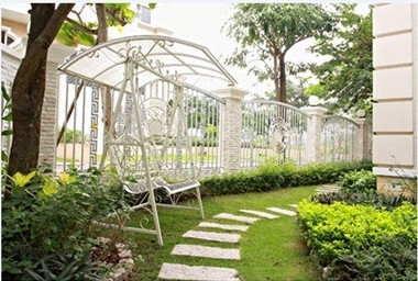 Ngôi nhà hoành tráng của Mai Thu Huyền cũng được bao quanh bởi khu vườn yên tĩnh. Đây như thiên đường của Mai Thu Huyền sau những giờ làm việc căng thẳng. Dù mệt mỏi với công việc, với những chuyến đi xa nhưng khi trở về không gian sống của mình, Mai Thu Huyền như được trút bỏ mọi lo toan, thư giãn thiên nhiên ngay chính tại khu vườn của mình.