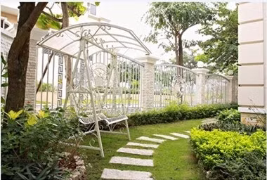 Ngôi nhà hoành tráng của Mai Thu Huyền cũng được bao quanh bởi khu vườn yên tĩnh. Đây như thiên đường của Mai Thu Huyền sau những giờ làm việc căng thẳng. Dù mệt mỏi với công việc, với những chuyến đi xa nhưng khi trở về không gian sống của mình, Mai Thu Huyền như được trút bỏ mọi lo toan, thư giãn thiên nhiên ngay chính tại khu vườn của mình.