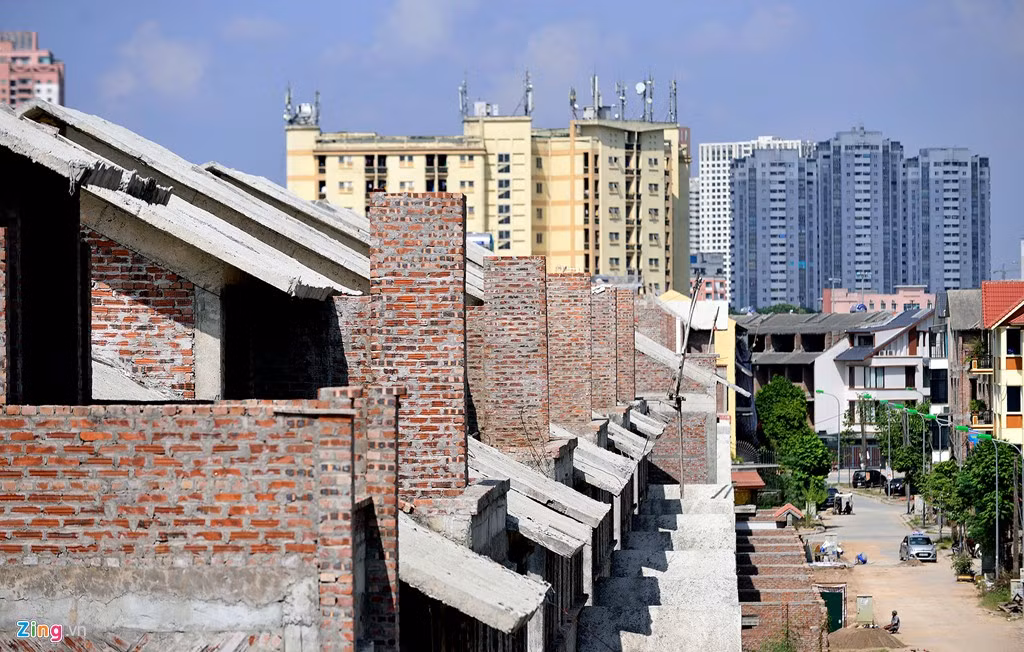 Tuy nhiên, cũng giống như các khu đô thị bỏ hoang khác, hàng trăm căn căn biệt thự xây dựng dang dở không ai trông coi. Theo một người dân ở đây, thi thoảng ban quản lý có bán được vài căn nhưng không thấm vào đâu.