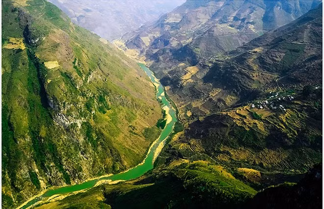 Tác phẩm "Dòng sông địa đầu" của tác giả Nguyễn Quang Chung. "Bức ảnh này được tôi chụp đầu năm 2015 tại sông Nho Quế, dưới chân đèo Mã Pí Lèng (tỉnh Hà Giang)", anh cho biết.