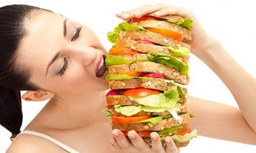 Việc ăn sáng quá no sẽ làm tăng nguy cơ tích lũy mỡ, hàm lượng cholesterol trong máu và lượng triglycercide trong huyết dịch tăng cao, gây nhiều bệnh. Ảnh minh họa.