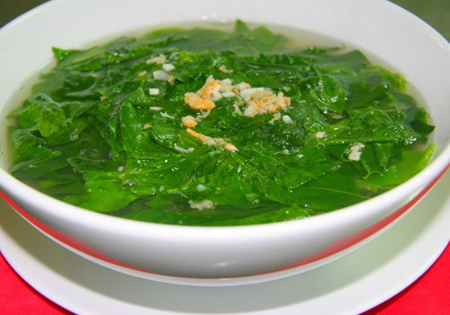 Nên chọn rau ngót lá mỏng, cứng, nấu canh nước màu xanh nhạt để phòng ngộ độc.