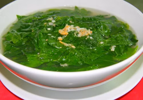 Nên chọn rau ngót lá mỏng, cứng, nấu canh nước màu xanh nhạt để phòng ngộ độc.