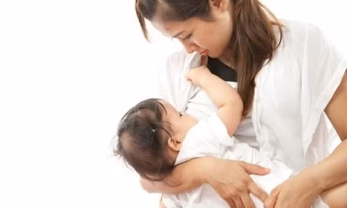 Hai suc khoe con khi tam cho be vao thoi diem nay