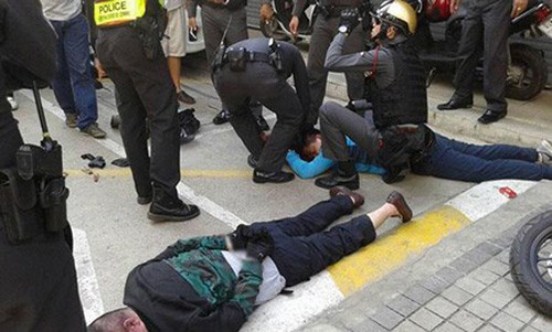 Cảnh sát đã tóm gọn 5 tên cướp cửa hàng súng ở quận Phra Nakhon, Bangkok, Thái Lan.