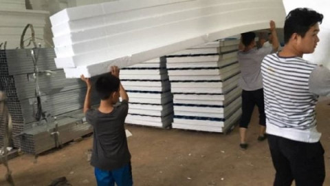 Cậu bé làm việc để có chỗ ngủ.