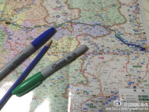 Để đi đến hết hành trình trải nghiệm, hai cha con anh Pu Wei phải đứng bên đường xin đi nhờ xe từng chặng, làm việc ở các cơ sở lao động địa phương. Đổi lại, hai cha con được trả công bằng thức ăn và chỗ ngủ. Một tài xế xe tải tên Song đã đồng ý cho bố con anh qua đêm tại kho hàng nếu họ đồng ý giúp Song dỡ hàng hóa. Cho dù không có nhiều sức khỏe nhưng cậu bé 8 tuổi đã khiến bố và người tài xế nhìn thấy sự cố gắng, nỗ lực trong từng hành động của mình.