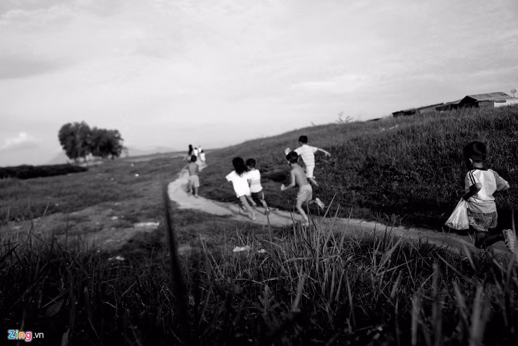 Dù cuộc sống khó khăn nhưng những đứa trẻ vẫn hồn nhiên lớn lên, không lo nghĩ đến tương lai. Cuộc sống thường ngày của các em là rong ruổi, nô đùa khắp đồng cỏ.