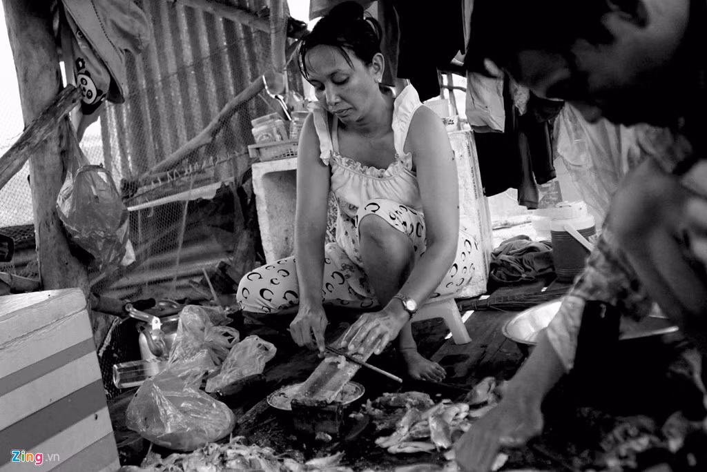 Họ sống ở Campuchia nhiều năm, mưu sinh bằng nghề chài lưới, buôn bán nhỏ trên ghe. Vì cuộc sống trên con nước ở Biển Hồ quá khắc nghiệt, họ cảm thấy không an toàn nên đã tìm đường quay về Việt Nam. Trở về quê hương với hai bàn tay trắng, không giấy tờ, không tài sản, không nhớ được gốc gác nơi mình sinh ra. Người làm nghề đi giỏ (chài lưới), người mới về chưa có giỏ thì đi bạn (đi đánh cá chung) hoặc cạo chả cá thuê.