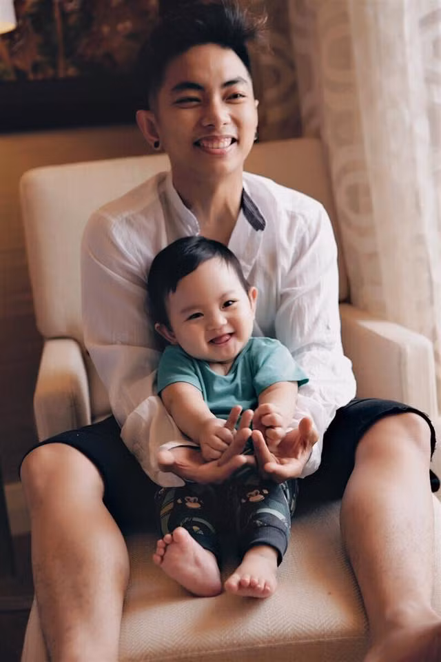 Khánh Thi chia sẻ hình ảnh của ông xã Phan Hiển và con trai Kubi kèm dòng chú thích "Hai bạn ấy".