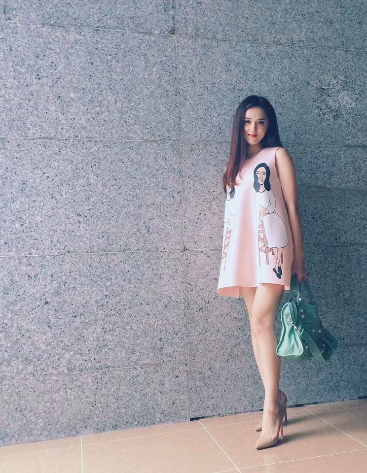 Hương Giang idol xinh đẹp với váy hồng họa tiết trẻ trung xuống phố: " Em là cô gái mặc váy hồng.....Nguyện không lấy chồng để theo fan ....".