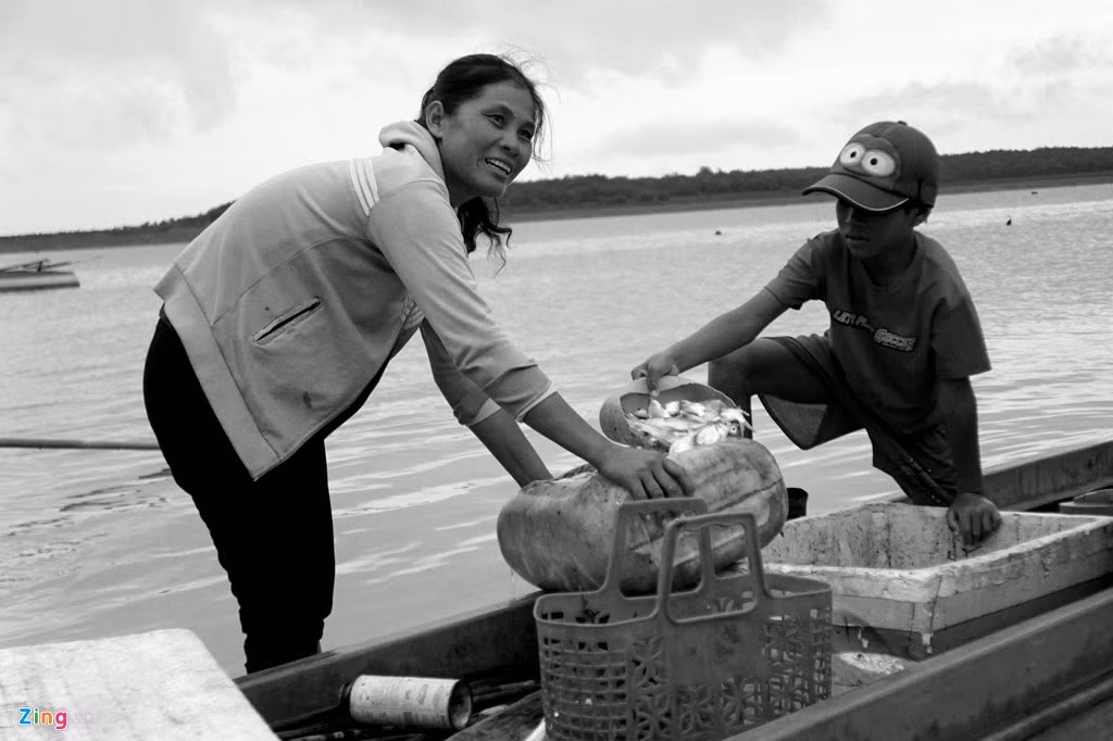 Chỉ mới 12 tuổi nhưng Mến đã đi giỏ chung với chú ruột, làn da của em sạm đen vì nắng gió.