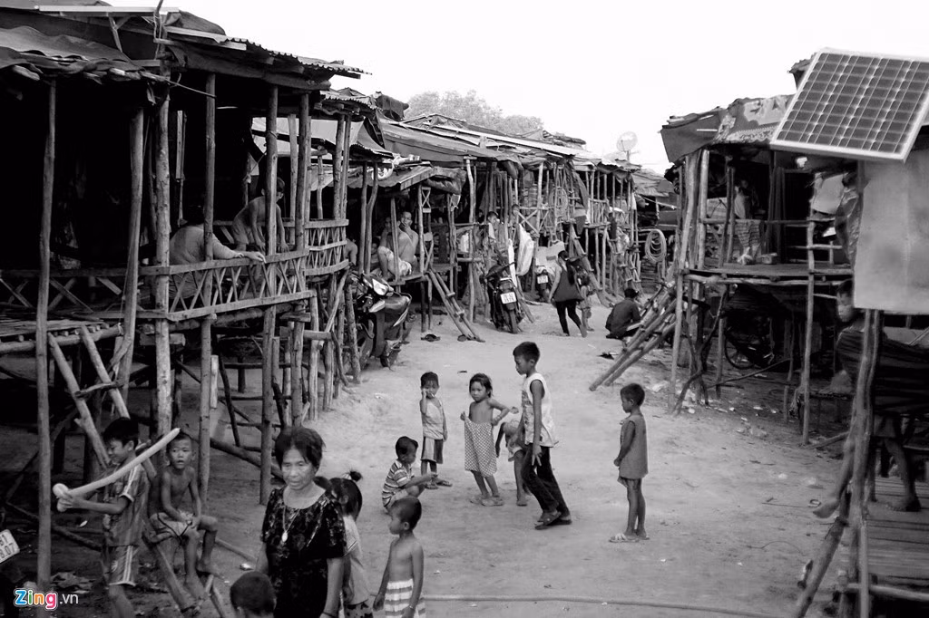 Xóm Việt kiều Campuchia thuộc ấp Tà Dơ, xã Tân Thành, huyện Tân Châu, Tây Ninh. Xóm được thành lập khoảng năm 2012, lúc đầu có 4 - 5 hộ. Đến nay đã có trên 200 hộ với 1.000 nhân khẩu, tất cả đều từ Campuchia (Biển Hồ) về sinh sống.