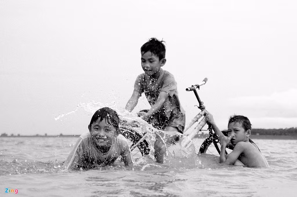 Sinh ra và lớn lên trên những dòng sông, cuộc đời của các em cũng lênh đênh không rõ bến bờ.