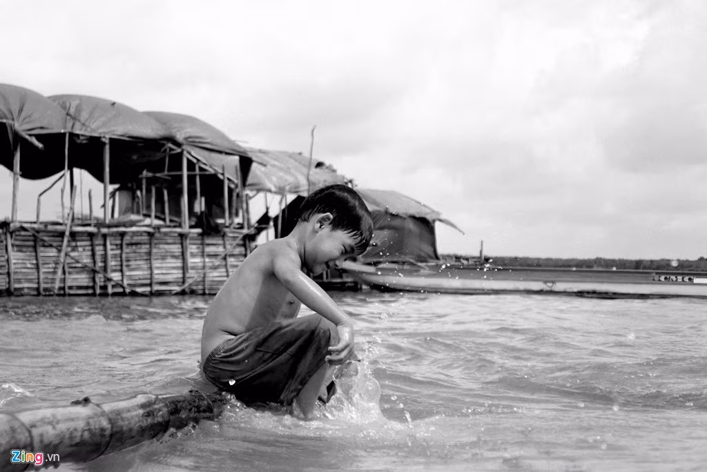 Chiều đến, các em kéo nhau ra hồ Dầu Tiếng tắm rửa. Được tắm mát, vui đùa với nước là khoảng thời gian vui nhất trong ngày của các em.