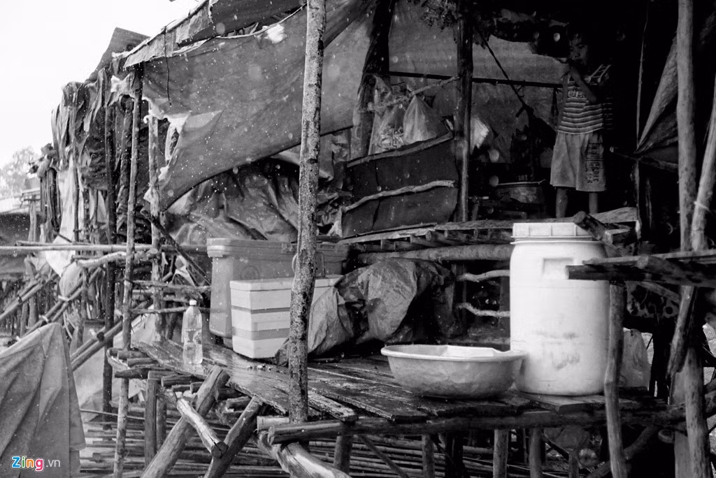 Những ngày mưa, là những ngày ngôi nhà xập xệ ướt sũng nước. Vì những tấm bạt, tấm ván chẳng thể che chắn gió, mưa tạt vào nhà.