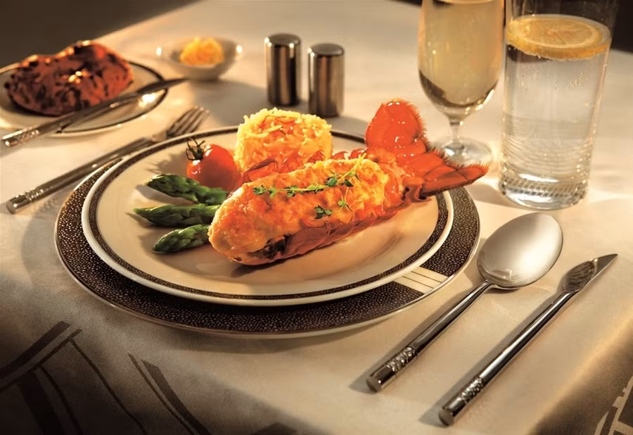 Bữa ăn ở khoang hạng nhất phục vụ cả món tôm hùm.