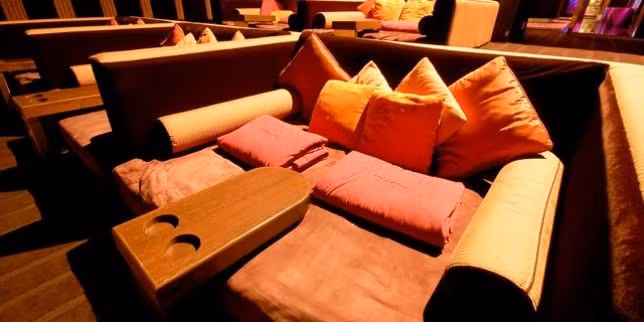 Bed Cinema, Bangkok, Thaí Lan: Cụm rạp Paragon Cineplex ở thủ đô Bangkok của Thái Lan sẽ không tính tiền hầu hết các loại nước giải khát và bỏng ngô nếu như bạn chọn xem rạp giường nằm của họ. Tất cả đều được đội ngũ nhân viên của rạp phục vụ tới tận “giường”.