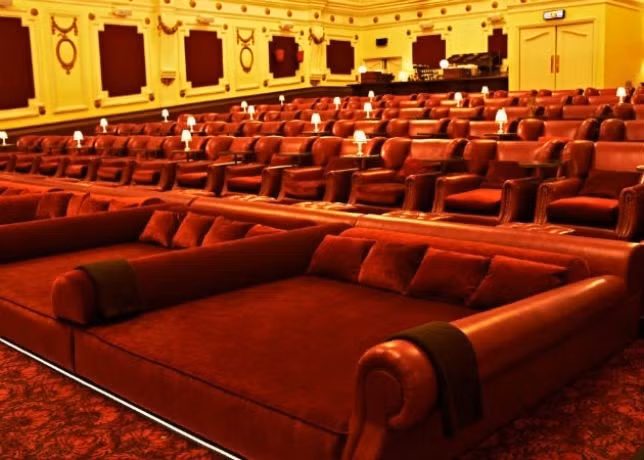 Rạp Electric Cinema, London, Anh: Cụm rạp Electric Cinema tại Portobello, London có bề dày lịch sử và mới được tân trang trong vài năm trở lại đây. Để thu hút thêm khách hàng, họ thiết kế một phòng chiếu đặc biệt với ghế bành lớn, đèn bàn, một quầy bar phía trên. Còn trên gần màn hình là một hàng giường cỡ lớn, có thể chứa 2-3 người cùng lúc.