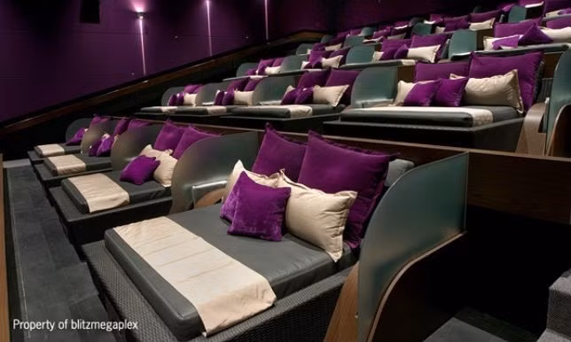 Rạp Blitz Megaplex, Jakarta, Indonesia: Chuỗi rạp Blitz Megaplex tại quốc đảo Indonesia sở hữu các phòng chiếu đặc biệt mang tên Velvet Class. Trong phòng chiếu mang sắc tím, khách xem phim được cung cấp giường có nệm, gối và một chiếc bàn nhỏ để đặt đồ ăn, thức uống.
