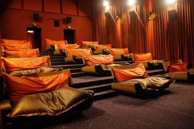 Rạp Beanie “Bean Bag”, Malaysia: Phòng Beanie ở Malaysia thuộc quyền sở hữu của chuỗi rạp TGV. Điểm đặc biệt nhất là những chiếc giường trong Beanie có kích thước rất lớn, với chiều dài lên tới hơn 2 m.