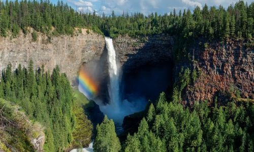 Thác nước Helmcken, British Columbia, Canada: Công viên cấp tỉnh Wells Gray là một khu vực với cảnh quan tự nhiên tuyệt đẹp, bao gồm một thác nước cực kỳ ngoạn mục trong khu rừng thông hoang vắng. Kỳ quan thế giới tuyệt đẹp này có lẽ là đẹp nhất, cao 141 mét và đổ xuống từ một khu rừng lá kim ngập màu sắc vào bốn mùa khác nhau.