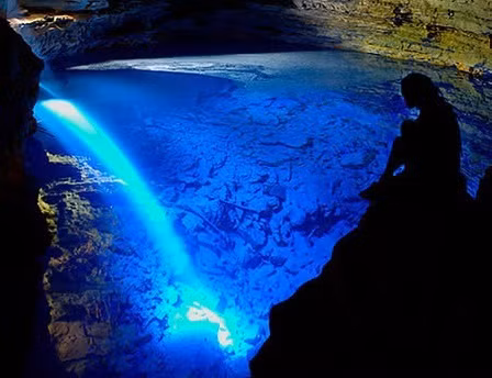 Hồ thần tiên - Vườn quốc gia Chapada Diamantina (Brazil): Khi mặt trời lên tới đỉnh, ánh sáng lọt qua kẽ hở và soi bóng lên mặt nước, cảnh tượng đó quả thực đẹp vô cùng. Tuy nhiên, việc thăm quan khu vực này được kiểm soát rất chặt chẽ nhằm bảo vệ hệ sinh thái vô cùng phong phú và quí hiếm tại đây.