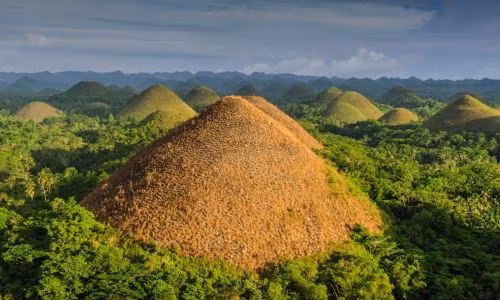 Những ngọn đồi sô-cô-la, Bohol, Philippines : Có tới hơn 1.700 ngọn đồi như thế này ở khu vực đồi sô-cô-la (Ảnh: The Guardian)