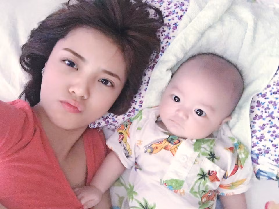 Tháng 2/2016, thông tin Lâm Á Hân đã bí mật kết hôn và sinh con trai khiến nhiều người rất bất ngờ. Không chia sẻ về việc kết hôn nhưng hình ảnh của con trai được Lâm Á Hân đăng tải sau khi sinh không lâu cũng nhận được nhiều lời chúc mừng của bạn bè và fan.