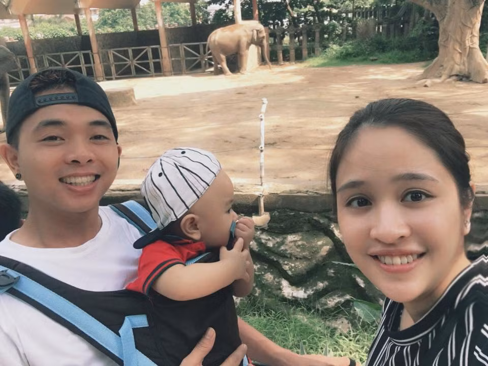 Sau khi sinh bé Bull, Hồng Anh và Phúc Bồ thường xuyên đưa con du lịch, đi chơi xa. Hồng Anh cũng cho biết cô hoàn toàn hài lòng với cuộc sống hiện tại."Đầu tháng 6 Trải qua 1 năm gắn liền với cái gọi là hôn nhân... Nhiều lúc chán và tủi thân thật đấy, nhưng nói gì nói chắc cũng ít ai chiều vợ được như chồng mình...Chịu mặc quần đùi con vịt vợ cho còn gì... đuổi nhau quanh nhà rồi lăn ra cười khanh khách. Mì vẫn cứ khen ngon, đi làm từ 3 4 giờ sáng đêm vẫn rúc rích tìm vợ như mèo con. Cuộc sống thôi cứ thế thôi nhỉ, sau này không biết ra sao nữa nhưng thôi thì cả nhà mình cố lên."