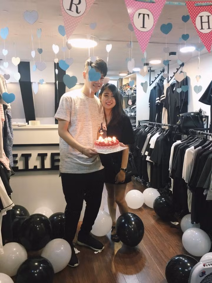 Tùng Sơn tỏ ra là một ông bố tuyệt vời với nhiều hình ảnh chăm sóc con rất chu đáo.