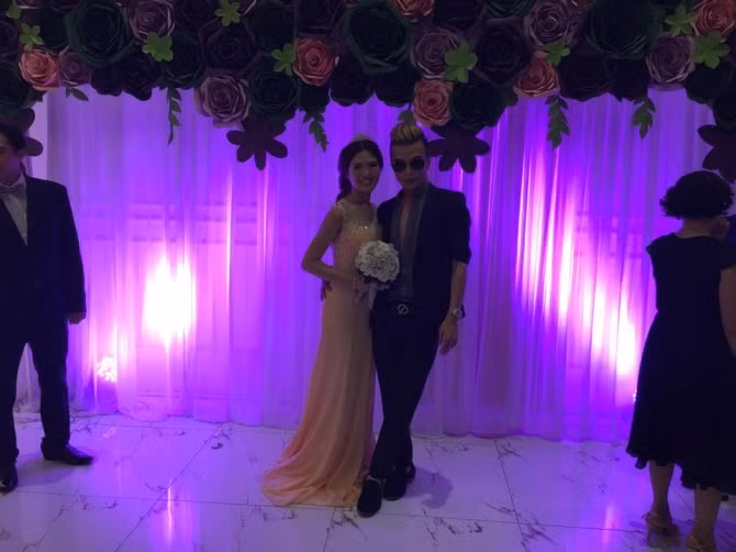 Qua hình ảnh thì đám cưới của em gái Kenny Sang cũng giống những đám cưới khác. Tuy nhiên, anh lại “gây sốc” với phát ngôn cho rằng đám cưới của em gái mình đình đám thuộc dạng nhất nhì Sài Thành. Thậm chí, anh còn cho rằng đám cưới của em gái là một tiệc cưới mang phong cách hoàng gia, “sang chảnh hết sức”.