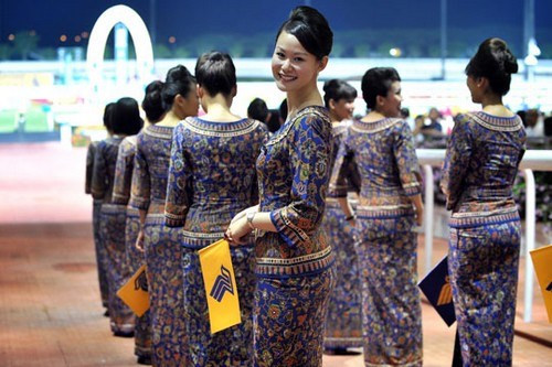2. Các tiếp viên của Singapore Airlines không chỉ hấp dẫn mà họ còn rất thân thiện. Singapore Airlines nhận được nhiều giải thưởng về sự hiếu khách và dịch vụ tốt nhất.