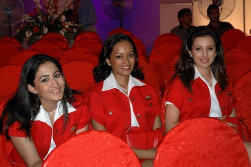 4. Kingfisher Airlines là hãng hàng không được yêu thích của Ấn Độ. Đồng phục tiếp viên của Kingfisher Airlines đẹp nổi bật khá giống với Air Asia.