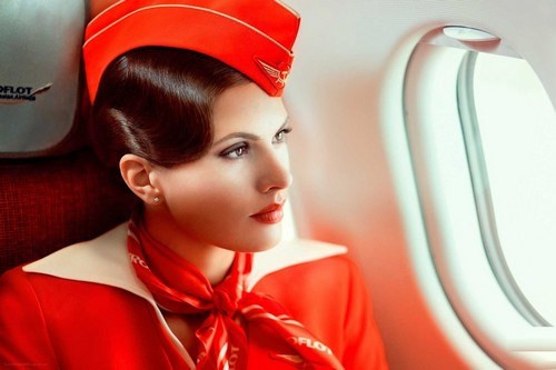 3. Với bộ đồng phục đỏ đặc trưng, các tiếp viên hãng hàng không Aeroflot của Nga giữ vị trí thứ 3 trong danh sách. Chiếc mũ sắc nét và góc cạnh nơi cổ áo của nữ tiếp viên được đánh giá cao về phong cách.