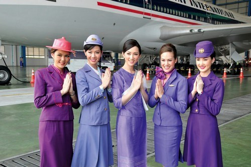 9. Tiếp viên của Hãng hàng không quốc gia Thái Lan, Thai Airways International xếp vị trí thứ 9 chủ yếu vì sự quan tâm đến từng chi tiết trong việc cung cấp các tiện nghi tốt nhất cho tất cả các hành khách. Đồng phục màu tím độc đáo của hãng cũng được xem là một trong những bộ đồng phục đẹp nhất hiện có.