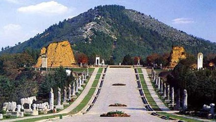 Đường vào ngôi mộ của Võ Tắc Thiên.