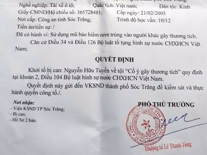 Bi khoi to vi nem mu bao hiem vao nguoi khac-Hinh-2